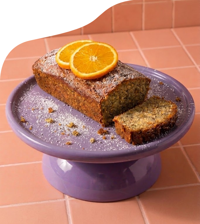 Mákos-narancsos loaf lila tortaállványon, terrakotta csempe előtt