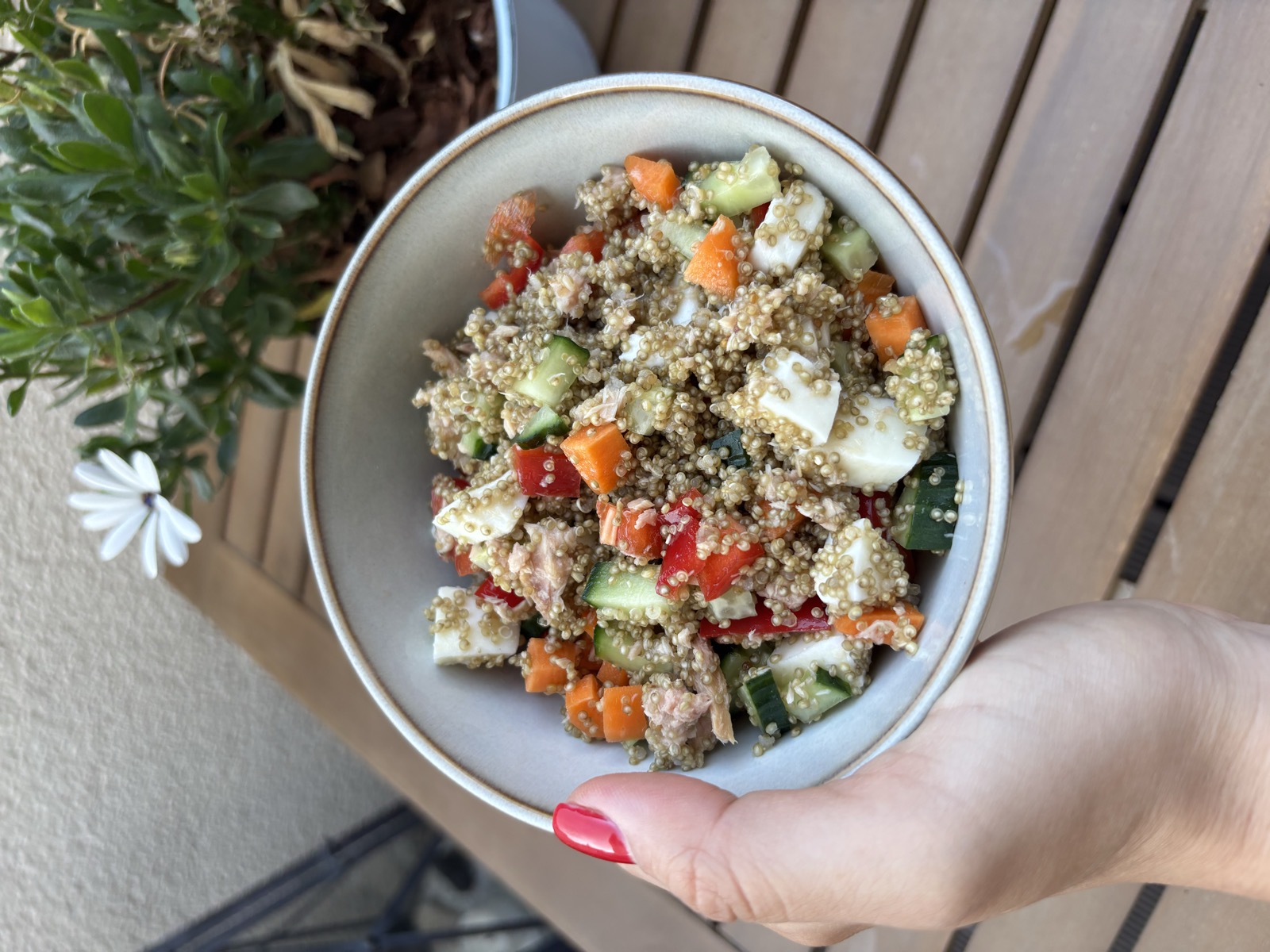 Tonhalas quinoa saláta